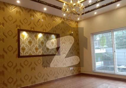 ڈی ایچ اے فیز 8 ڈیفنس (ڈی ایچ اے),لاہور میں 5 کمروں کا 10 مرلہ مکان 4.2 کروڑ میں برائے فروخت۔