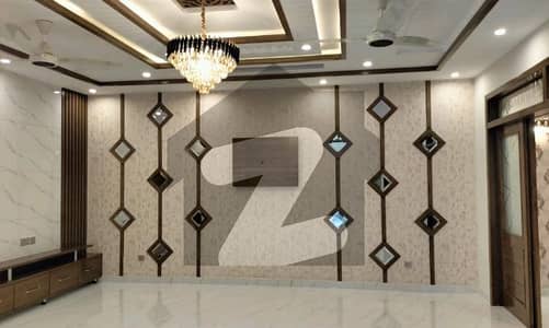 گرین ویو ایگزیکٹو اپارٹمنٹس ڈی ایچ اے فیز 5,ڈیفنس (ڈی ایچ اے),لاہور میں 5 کمروں کا 10 مرلہ مکان 4.5 کروڑ میں برائے فروخت۔