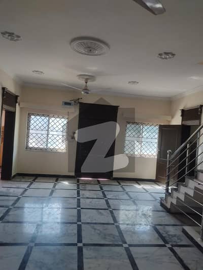 سوان گارڈن اسلام آباد میں 6 کمروں کا 9 مرلہ مکان 1.15 لاکھ میں کرایہ پر دستیاب ہے۔