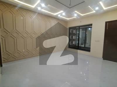 رائل آرچرڈ ملتان پبلک سکول روڈ,ملتان میں 5 کمروں کا 1 کنال مکان 6.0 کروڑ میں برائے فروخت۔