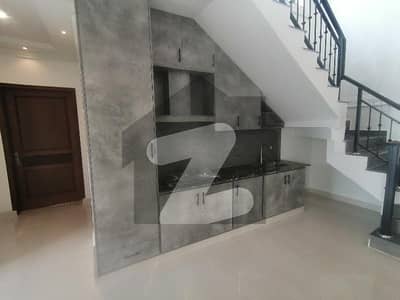 رائل آرچرڈ ملتان پبلک سکول روڈ,ملتان میں 5 کمروں کا 10 مرلہ مکان 3.4 کروڑ میں برائے فروخت۔