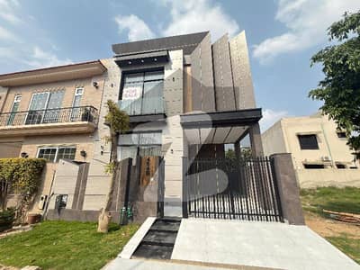 ڈی ایچ اے 9 ٹاؤن ڈیفنس (ڈی ایچ اے),لاہور میں 3 کمروں کا 5 مرلہ مکان 1.0 لاکھ میں کرایہ پر دستیاب ہے۔