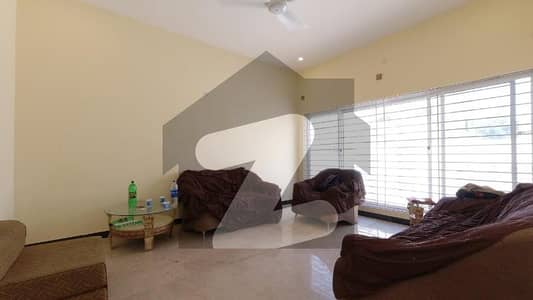 بنی گالہ اسلام آباد میں 6 کمروں کا 1 کنال مکان 3.3 لاکھ میں کرایہ پر دستیاب ہے۔