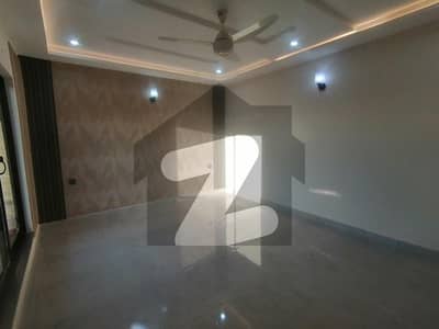 واپڈا ٹاؤن فیز 1 واپڈا ٹاؤن,ملتان میں 5 کمروں کا 1 کنال مکان 2.25 لاکھ میں کرایہ پر دستیاب ہے۔