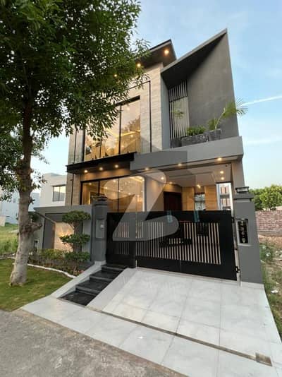 ڈی ایچ اے 9 ٹاؤن ڈیفنس (ڈی ایچ اے),لاہور میں 3 کمروں کا 5 مرلہ مکان 2.55 کروڑ میں برائے فروخت۔