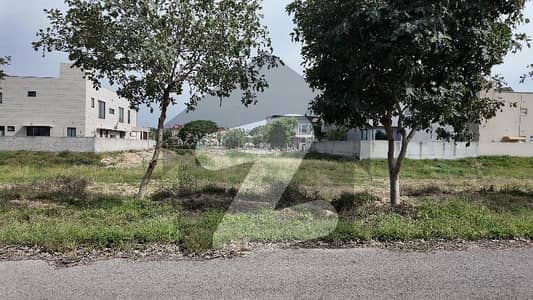 ڈی ایچ اے فیز 8 - بلاک ٹی فیز 8,ڈیفنس (ڈی ایچ اے),لاہور میں 1 کنال رہائشی پلاٹ 4.25 کروڑ میں برائے فروخت۔