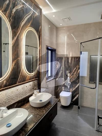 ڈی ایچ اے فیز 8 ڈیفنس (ڈی ایچ اے),لاہور میں 5 کمروں کا 10 مرلہ مکان 4.85 کروڑ میں برائے فروخت۔