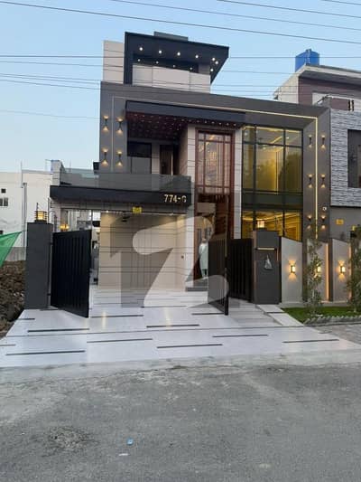 Central Park 10 Marla House Available For Sale Prime Location Near To Park And Masjid Solid Construction. .