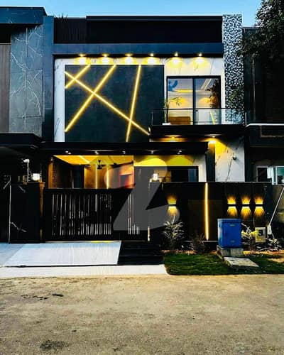 ڈی ایچ اے 9 ٹاؤن ڈیفنس (ڈی ایچ اے),لاہور میں 3 کمروں کا 5 مرلہ مکان 2.4 کروڑ میں برائے فروخت۔