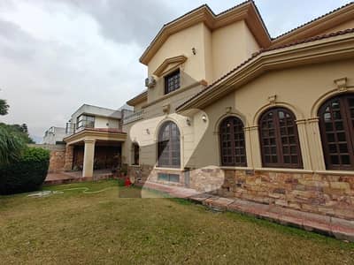 ایف ۔ 8 اسلام آباد میں 7 کمروں کا 1 کنال مکان 11.0 لاکھ میں کرایہ پر دستیاب ہے۔