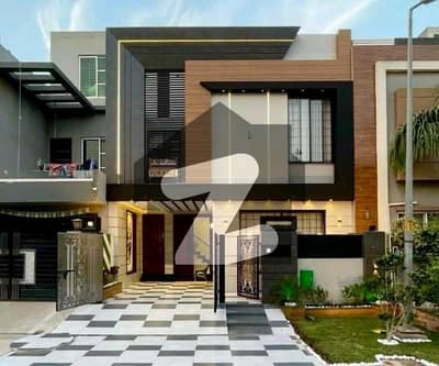 ڈی ایچ اے 9 ٹاؤن ڈیفنس (ڈی ایچ اے),لاہور میں 3 کمروں کا 5 مرلہ مکان 2.1 کروڑ میں برائے فروخت۔