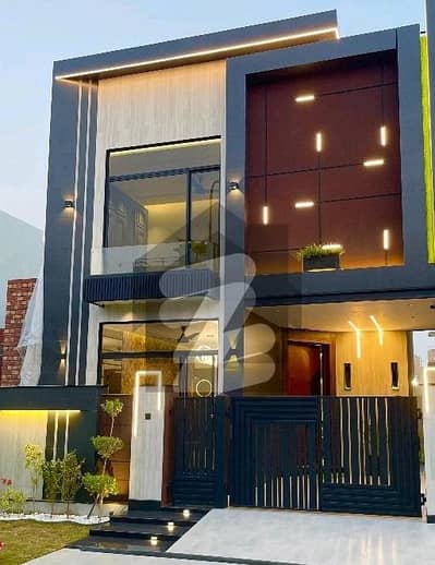 ڈی ایچ اے 9 ٹاؤن ڈیفنس (ڈی ایچ اے),لاہور میں 3 کمروں کا 5 مرلہ مکان 2.15 کروڑ میں برائے فروخت۔