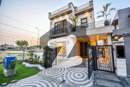 ڈی ایچ اے 9 ٹاؤن ڈیفنس (ڈی ایچ اے),لاہور میں 3 کمروں کا 5 مرلہ مکان 2.1 کروڑ میں برائے فروخت۔