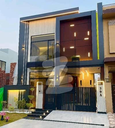 ڈی ایچ اے 9 ٹاؤن ڈیفنس (ڈی ایچ اے),لاہور میں 3 کمروں کا 5 مرلہ مکان 2.15 کروڑ میں برائے فروخت۔