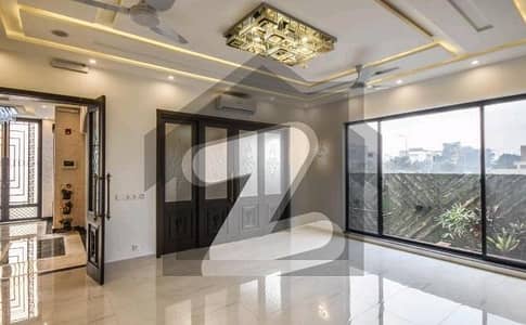 10 MARLA LUXURIOUS MODERATE HOUSE WITRH BASEMENT AVAILABLE FOR SALE