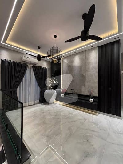 بحریہ ٹاؤن سیکٹر سی بحریہ ٹاؤن,لاہور میں 5 کمروں کا 10 مرلہ مکان 2.9 کروڑ میں برائے فروخت۔