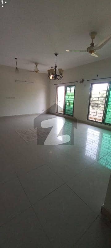 10 MARLA 3 BEDROOM APARTMENT AVAILABLE FOR SALE