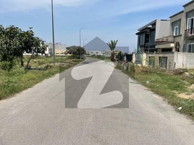 ڈی ایچ اے فیز 8 - بلاک ایکس فیز 8,ڈیفنس (ڈی ایچ اے),لاہور میں 1 کنال رہائشی پلاٹ 3.1 کروڑ میں برائے فروخت۔