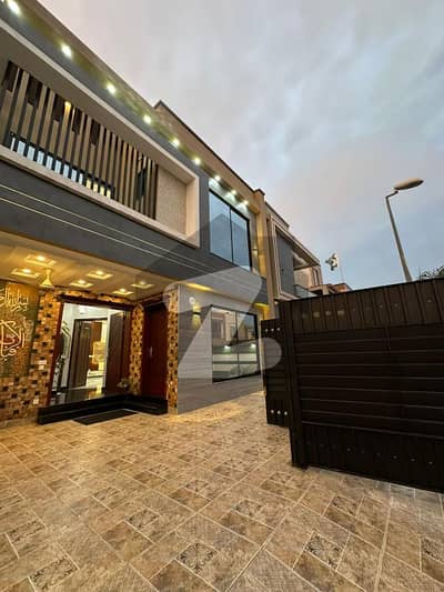 بحریہ ٹاؤن سیکٹر سی بحریہ ٹاؤن,لاہور میں 5 کمروں کا 10 مرلہ مکان 1.35 لاکھ میں کرایہ پر دستیاب ہے۔