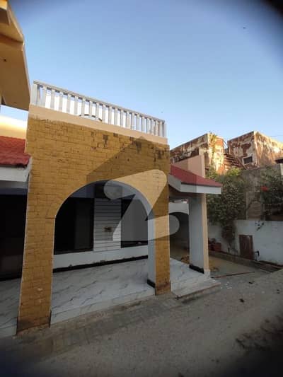 کلفٹن کراچی میں 4 کمروں کا 1 کنال مکان 3.5 لاکھ میں کرایہ پر دستیاب ہے۔