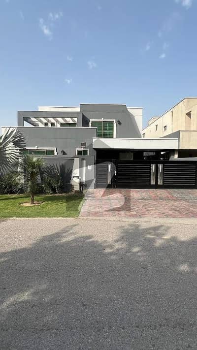 ڈی ایچ اے فیز 8 - زون اے ڈی ایچ اے فیز 8,ڈی ایچ اے ڈیفینس,کراچی میں 6 کمروں کا 1 کنال مکان 5.5 لاکھ میں کرایہ پر دستیاب ہے۔