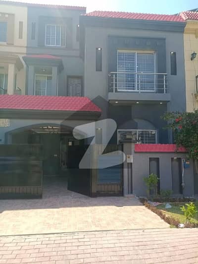 بحریہ نشیمن ۔ آئرس بحریہ نشیمن,لاہور میں 3 کمروں کا 5 مرلہ مکان 1.45 کروڑ میں برائے فروخت۔