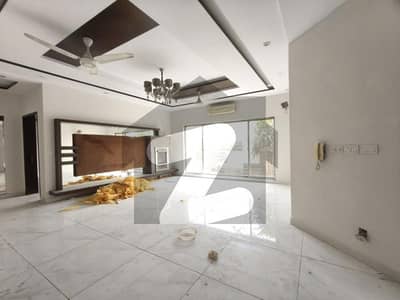 ڈی ایچ اے فیز 7 ڈیفنس (ڈی ایچ اے),لاہور میں 5 کمروں کا 1 کنال مکان 3.9 لاکھ میں کرایہ پر دستیاب ہے۔