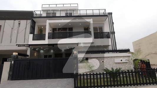 Corner House Available For sale In D-12/1