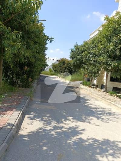 In Top City 1 - Kanwar Moiz Block 400 Square Yards Commercial Plot For sale