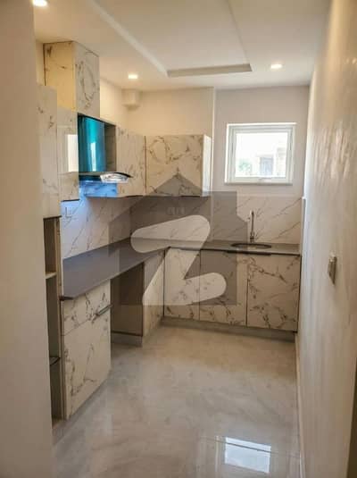 بحریہ ٹاؤن سیکٹر ای بحریہ ٹاؤن,لاہور میں 2 کمروں کا 3 مرلہ فلیٹ 1.5 کروڑ میں برائے فروخت۔