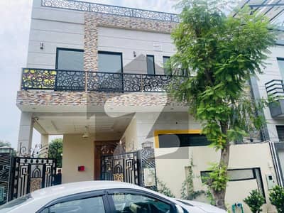 ڈی ایچ اے 9 ٹاؤن ڈیفنس (ڈی ایچ اے),لاہور میں 3 کمروں کا 5 مرلہ مکان 3.05 کروڑ میں برائے فروخت۔