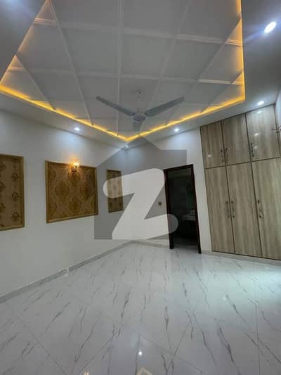 کیولری گراؤنڈ لاہور میں 3 کمروں کا 6 مرلہ مکان 1.15 لاکھ میں کرایہ پر دستیاب ہے۔