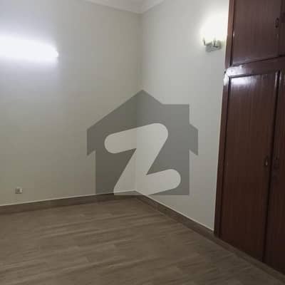 کینٹ لاہور میں 1 کمرے کا 1 مرلہ کمرہ 45.0 ہزار میں کرایہ پر دستیاب ہے۔