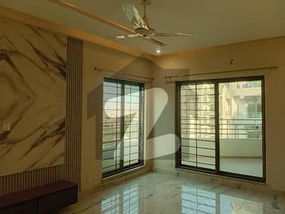 عسکری 11 - سیکٹر ڈی عسکری 11,عسکری,لاہور میں 3 کمروں کا 10 مرلہ فلیٹ 4.2 کروڑ میں برائے فروخت۔