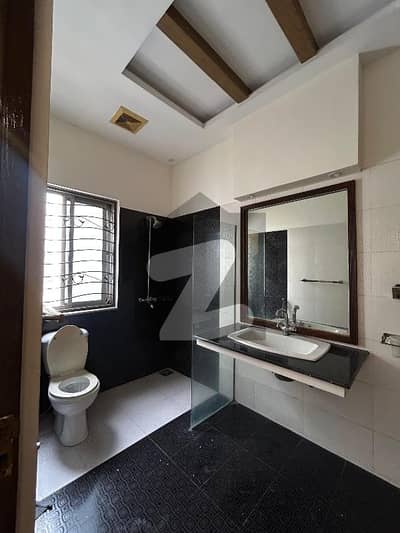 ڈی ایچ اے فیز 5 ڈیفنس (ڈی ایچ اے),لاہور میں 4 کمروں کا 10 مرلہ مکان 2.3 لاکھ میں کرایہ پر دستیاب ہے۔