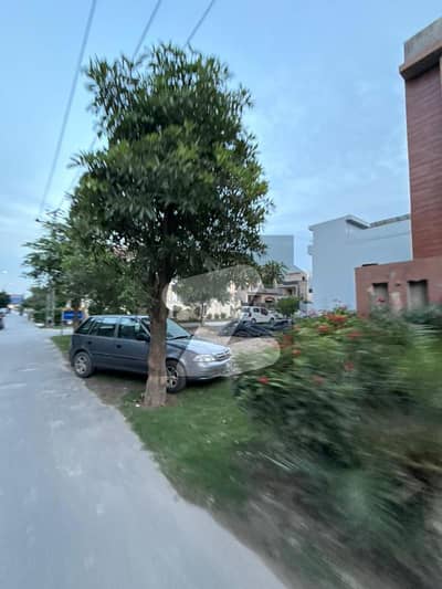 10 MARLA CORNER PLOT ALL PAID WITH LOCATION BETWEEN HOUSES