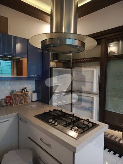 ڈی ایچ اے فیز 8 ڈیفنس (ڈی ایچ اے),لاہور میں 3 کمروں کا 10 مرلہ مکان 2.4 لاکھ میں کرایہ پر دستیاب ہے۔