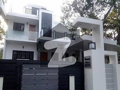 INDPENDENT BUNGSLOW WITH BASEMENT/TOWN HOUSE IS AVAILABLE ON THE RENT FOR COMMERCIAL USED AT PECHS BLOCK 2