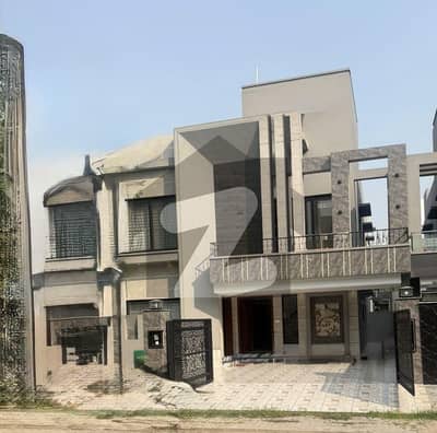 بحریہ ٹاؤن سیکٹر B بحریہ ٹاؤن,لاہور میں 5 کمروں کا 10 مرلہ مکان 2.85 کروڑ میں برائے فروخت۔