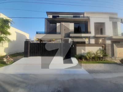 سینٹرل پارک ۔ بلاک جی سینٹرل پارک ہاؤسنگ سکیم,لاہور میں 6 کمروں کا 10 مرلہ مکان 4.15 کروڑ میں برائے فروخت۔