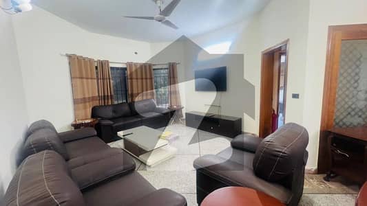 ایف ۔ 10 اسلام آباد میں 3 کمروں کا 1 کنال بالائی پورشن 1.7 لاکھ میں کرایہ پر دستیاب ہے۔