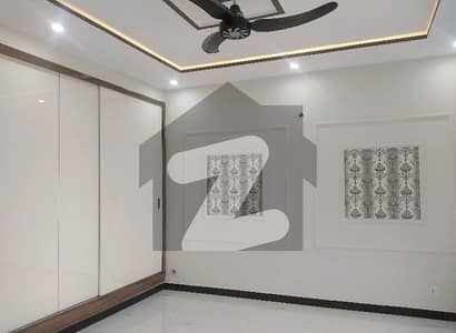 بحریہ ٹاؤن فیز 8 ۔ رفیع بلاک بحریہ ٹاؤن فیز 8,بحریہ ٹاؤن راولپنڈی,راولپنڈی میں 3 کمروں کا 5 مرلہ مکان 2.0 کروڑ میں برائے فروخت۔