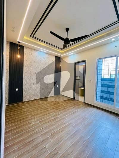 جوبلی ٹاؤن لاہور میں 5 کمروں کا 7 مرلہ مکان 1.1 لاکھ میں کرایہ پر دستیاب ہے۔