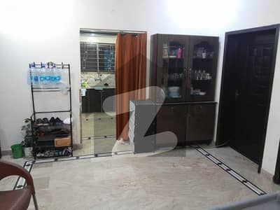 کینال گارڈن - بلاک ایچ کینال گارڈن,لاہور میں 6 کمروں کا 10 مرلہ مکان 3.1 کروڑ میں برائے فروخت۔