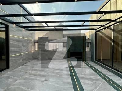 ڈی ایچ اے فیز 8 ڈیفنس (ڈی ایچ اے),لاہور میں 5 کمروں کا 1 کنال مکان 3.1 لاکھ میں کرایہ پر دستیاب ہے۔