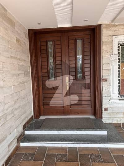 ازمیر ٹاؤن لاہور میں 6 کمروں کا 1 کنال مکان 2.2 لاکھ میں کرایہ پر دستیاب ہے۔