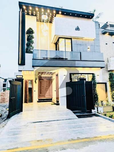 ڈی ایچ اے 9 ٹاؤن ڈیفنس (ڈی ایچ اے),لاہور میں 3 کمروں کا 5 مرلہ مکان 2.25 کروڑ میں برائے فروخت۔