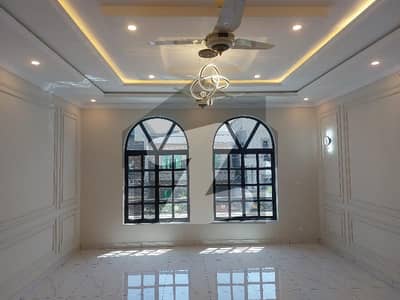 سوان گارڈن اسلام آباد میں 7 کمروں کا 1 کنال مکان 7.25 کروڑ میں برائے فروخت۔