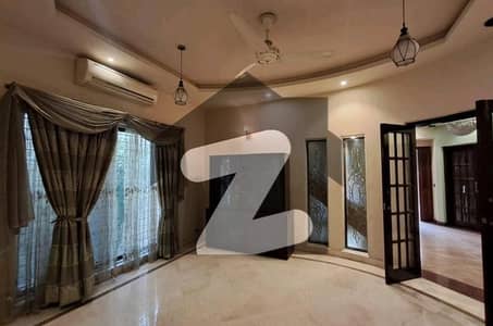 ڈی ایچ اے فیز 3 - بلاک زیڈ فیز 3,ڈیفنس (ڈی ایچ اے),لاہور میں 5 کمروں کا 1 کنال مکان 2.5 لاکھ میں کرایہ پر دستیاب ہے۔