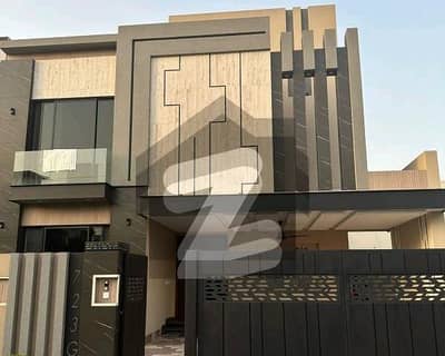 سینٹرل پارک ہاؤسنگ سکیم لاہور میں 5 کمروں کا 10 مرلہ مکان 3.9 کروڑ میں برائے فروخت۔